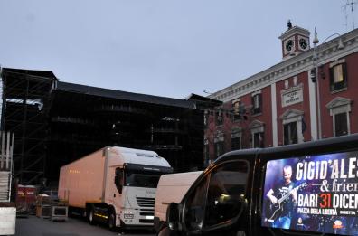 Il mega palco a Bari per Gigi