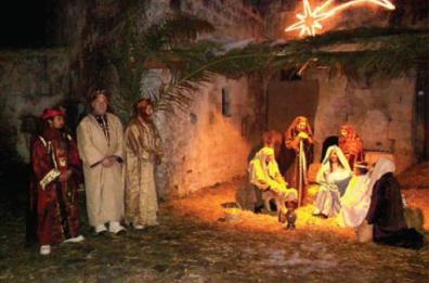 Lecce, in piazza Duomo prende forma il presepe salentino