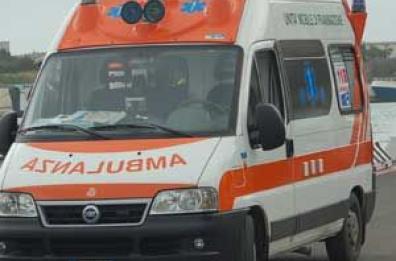 Auto si ribalta e si scontra
con altro mezzo: morto 20enne