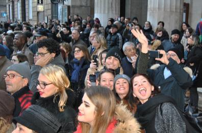 L'assedio dei fan di Gigi