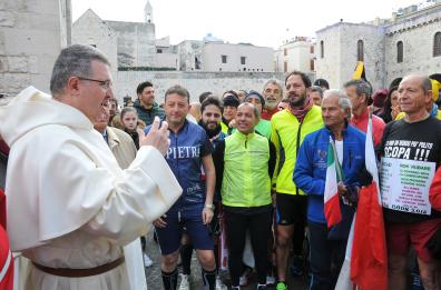 Tradizione a Bari: marcia nicolaiana con partenza dalla Basilica e tuffo in mare
