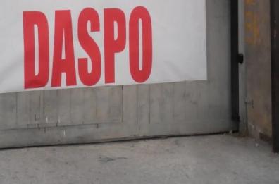 Lanciarono fumogeni allo stadio, il questore di Latina emette 3 daspo nei confronti di tifosi del Taranto