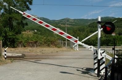 Passaggi a livello abbattuti sulla Bari-Andria da un'auto: disagi e ritardi