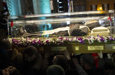 San Pio, portato in processione il crocifisso delle stimmate 