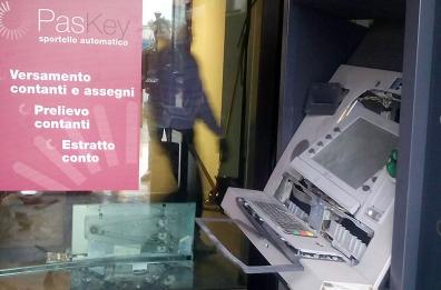Assalti ai bancomat con tecniche paramilitari: così operava la premiata ditta dei cerignolani 