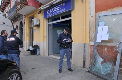 Bomba in agenzia scommesse
rubate slot e cambiamonete