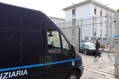 Taranto, implora un ultimo incontro alla ex,  poi le rapina l'auto: arrestato