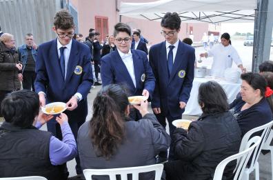 Gli studenti dell'alberghiero
cucinano per i poveri
