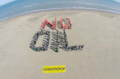 Trivelle, Greenpeace scrive 
 «No oil» su spiaggia di Barletta