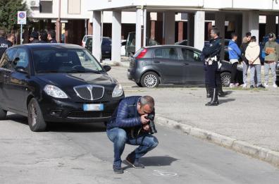 Giovane ferito in agguato a Bari
due aggressori su una moto