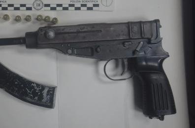 Controlli antimala a Bari
sequestrata una mitraglietta