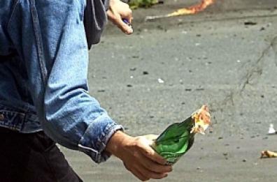 Cerca molotov su web
e dà fuoco a scuola di ballo 
