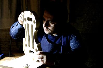 Tra liuti e violini
Angelo Raffaele
e un'antica arte