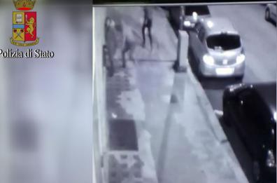 Trascinata dai rapinatori
in due incastrati a Foggia