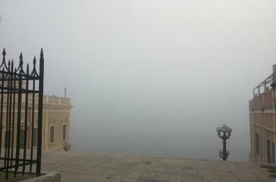 Bari e Brindisi avvolte
  nella nebbia: disagi a aerei