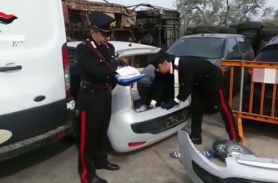 Smontavano auto rubata
Quattro gli arrestati