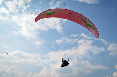 Precipita con parapendio
grave un giovane