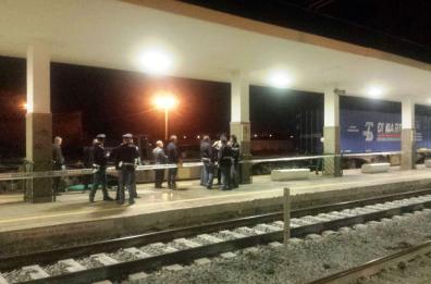 Trani, paura alla stazione: ragazzo in bici pestato da 5 baby bulle 