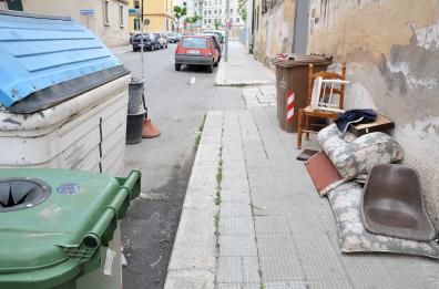 Mobili in strada a Bari
Ma è solo colpa degli incivili?