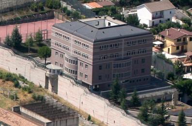 Aggrediscono agenti
e tentano evasione