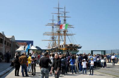Bari, migliaia di visitatori per l'arrivo della nave Amerigo Vespucci