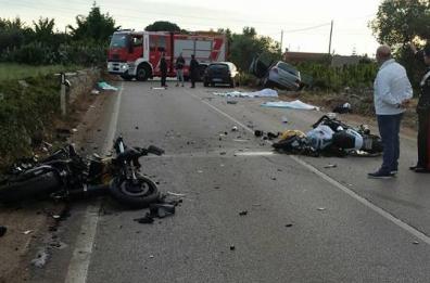 Moto si toccano sulla 171
 e si schiantano su due auto
 due morti e un ferito grave