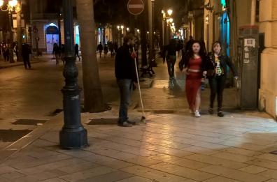 Il barbone netturbino
che ripulisce la città