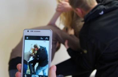 Bullismo nel Salento, 16enne preso a calci e pugni a scuola 