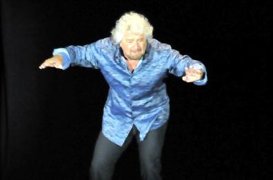 Grillo in Puglia
«A Bari una guerra
a colpi di salsiccia»