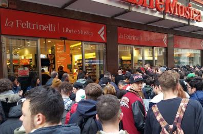 Bagni distrutti, Feltrinelli
ora si paga il «servizio»