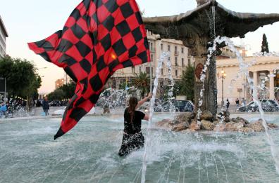 Tifosi del Foggia in festa dopo la vittoria a Lecce