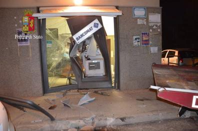 Sradicano Bancomat
ma arriva la Polizia