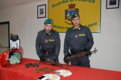 Presi con kalashnikov
dopo fuga a 230 all'ora