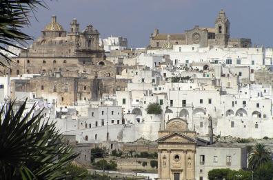 Ostuni,  le regole per tavolini e dehors per l'estate