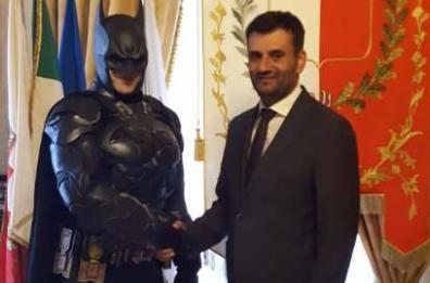 Batman incontra il sindaco Decaro