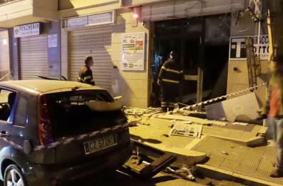 Foggia, bomba in tabaccheria