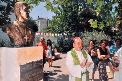 Il busto di don Tonino Bello
rubato e venduto a ferrovecchio