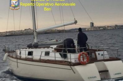 Leuca, intercettata da Gdf barca a vela con 25 migranti
