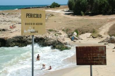 Monopoli, si sbriciola la costa
«vietata» spiaggia libera
