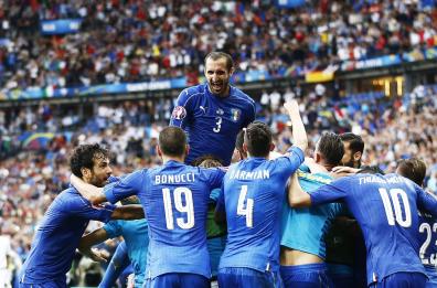 L'Italia piega la Spagna (2-0)
vola ai quarti contro la Germania
