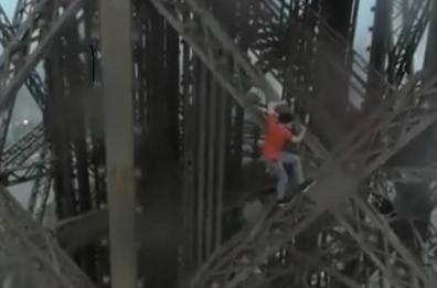 Scalano la Torre Eiffel
a mani nude
l'«impresa» di 3 giovani russi