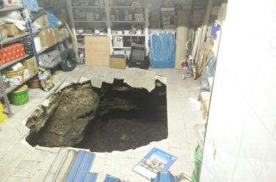 Canosa, auto inghiottite
da voragine in condominio