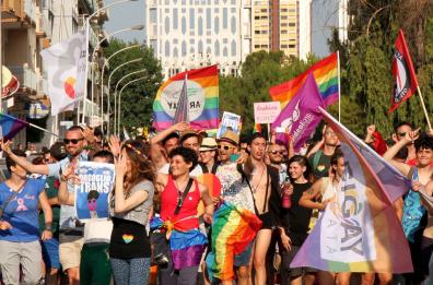 In duemila a Taranto
sfilano per l'orgoglio gay