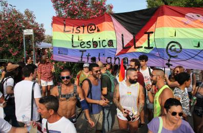 In duemila sfilano a Taranto per «l'orgoglio gay»