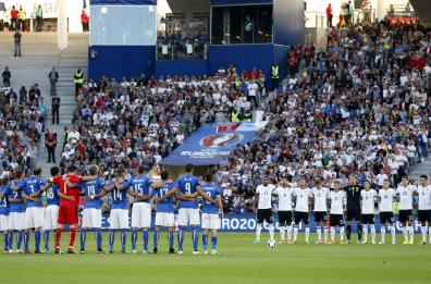 Lo stadio si ferma
con il dolore nel cuore