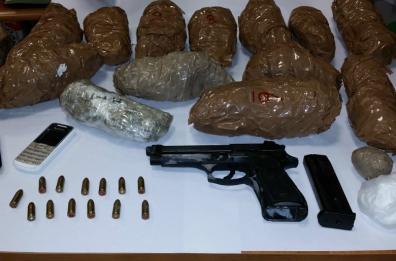 Droga, armi e munizioni
in una casa abbandonata