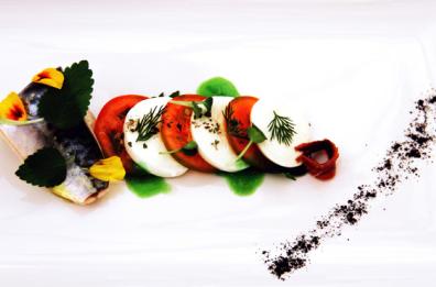 Filetto di sgombro confit alla melissa
con piccola caprese di bufala
e vinaigrette al basilico