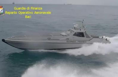 Inseguimento al largo di S. Foca: fermato gommone con droga e armi