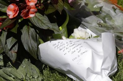 Fiori in strada: «Chiediamo scusa alle vittime»