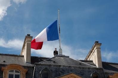 Bandiere a mezz'asta in tutto il mondo